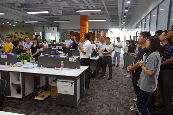 徐斌董事長給全體員工做企業(yè)文化培訓 徐斌董事長給全體員工做企業(yè)文化培訓